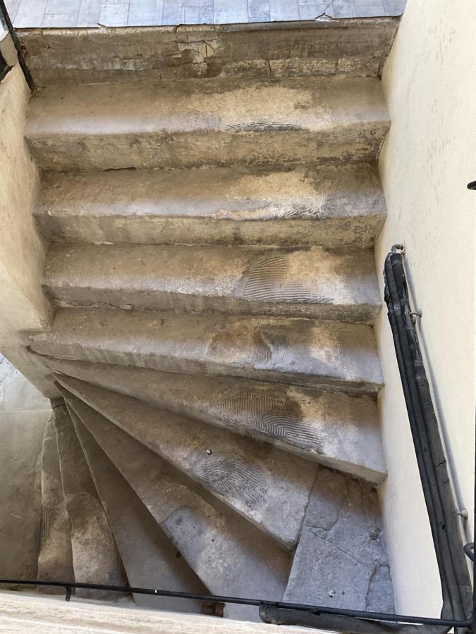 Place Aux Herbes Apartment Nimes Exterior photo