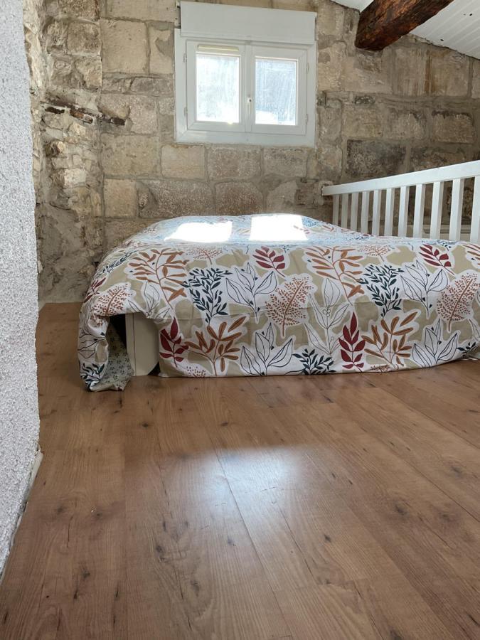 Place Aux Herbes Apartment Nimes Exterior photo